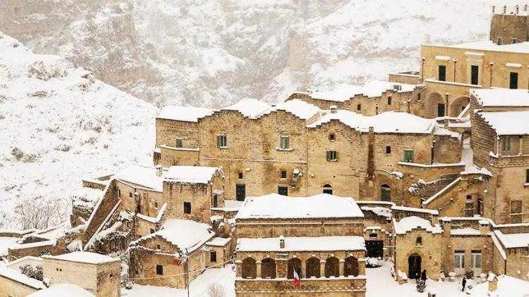 Basilicata'da İlk insanların kentine kar yağdı.